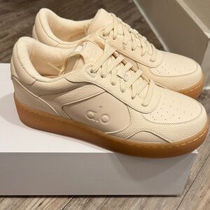 NWB - alo yoga Recovery Mode Sneakers size 9.5 color Clay